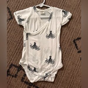 Kate Quinn 🐙 bamboo onesie 6/12m